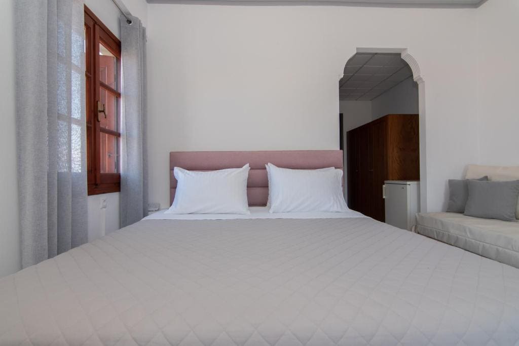 Deluxe Double Room with Extra Bed room - Image 2