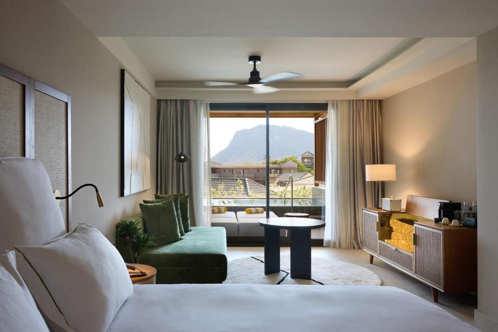 King Horizon Open Plan Suite with Plunge Pool room - Image 2