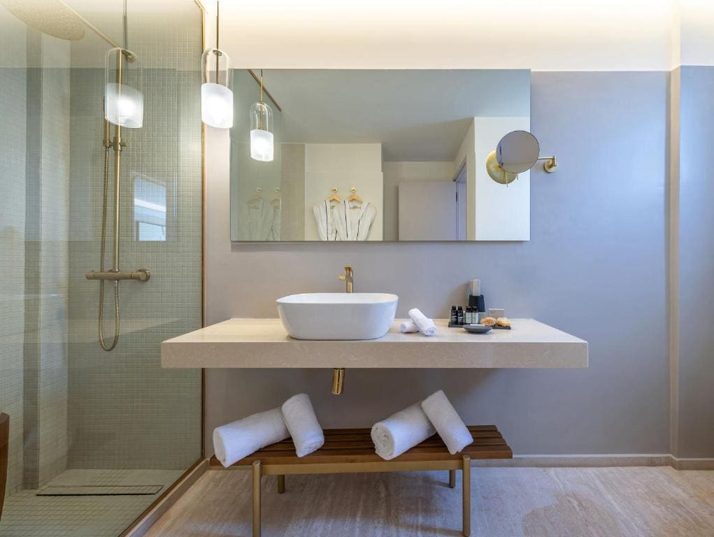 King Tropical Open Plan Suite with Shared Pool room - Image 3