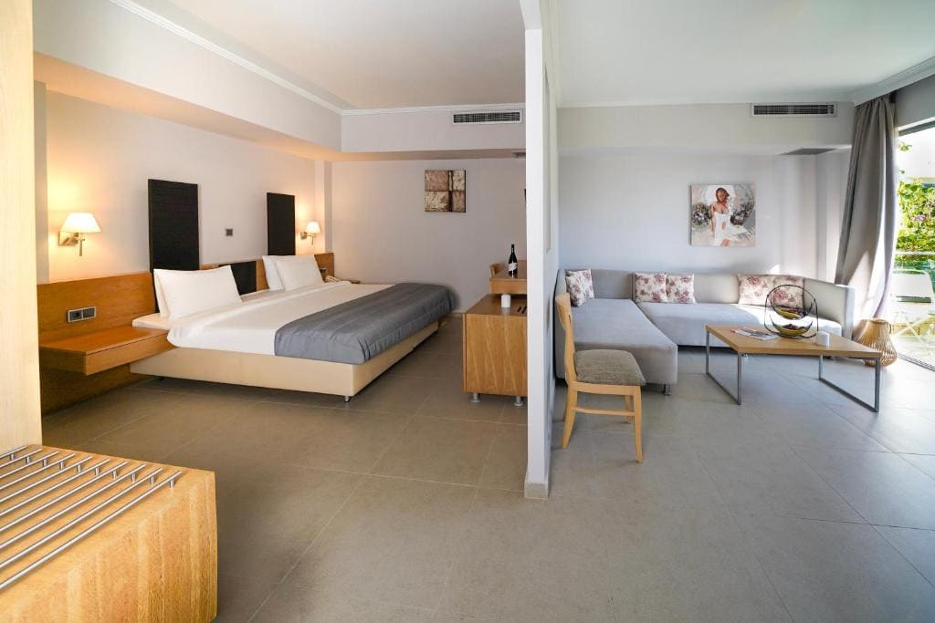 Junior Suite with Garden View room - Image 3