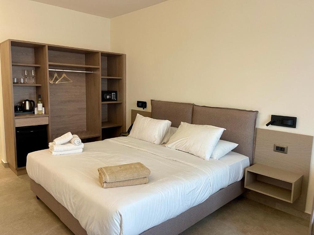 Double Room with Side Sea View room - Image 2