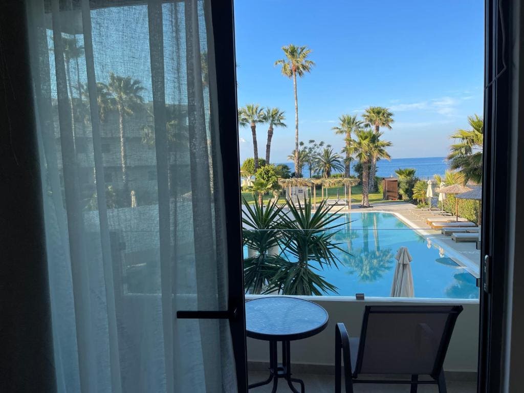 Deluxe Double Room with Balcony room - Image 3