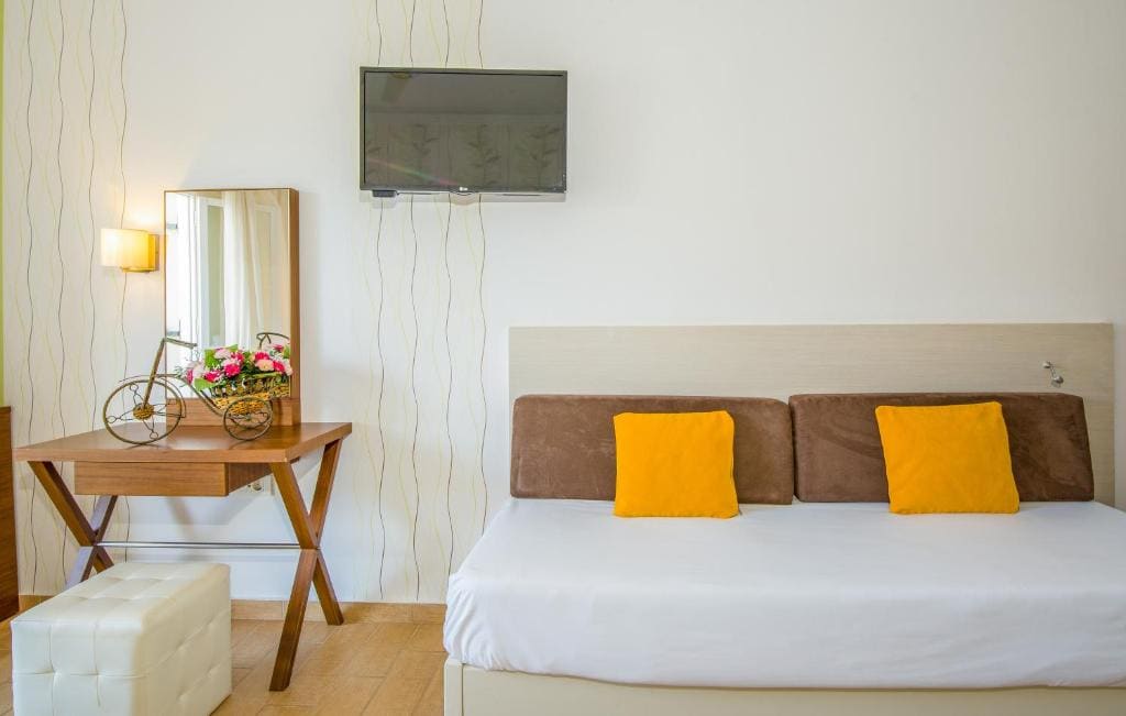 Double Room with Side Sea View room - Image 2