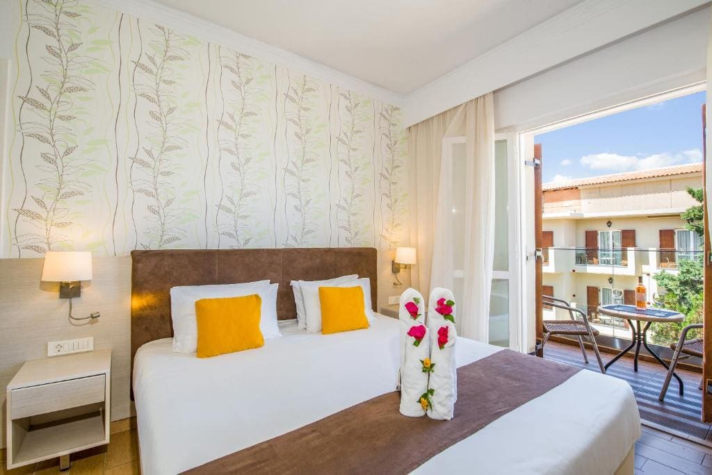 Double Room with Side Sea View room - Image 3