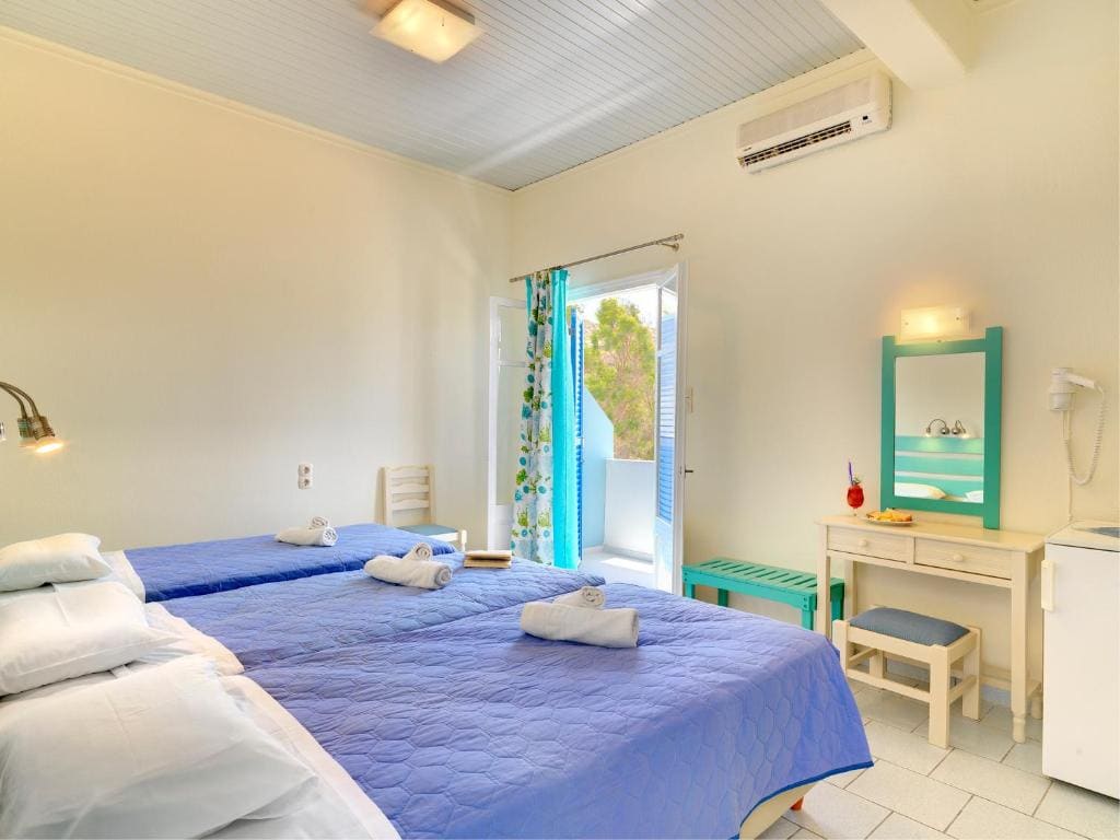 Comfortable Triple Room with Sea View room - Image 2