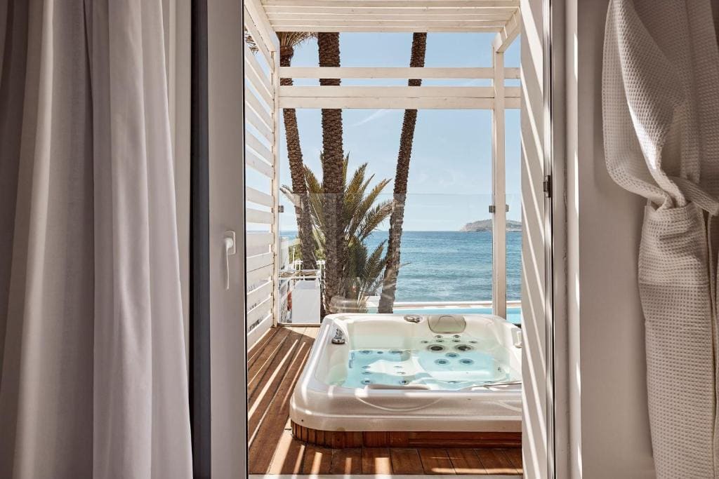Deluxe Suite with Spa Bath room - Image 1