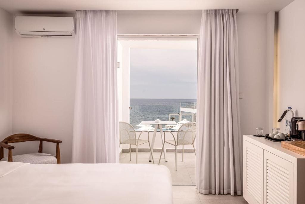 Double Room with Sea View room - Image 2
