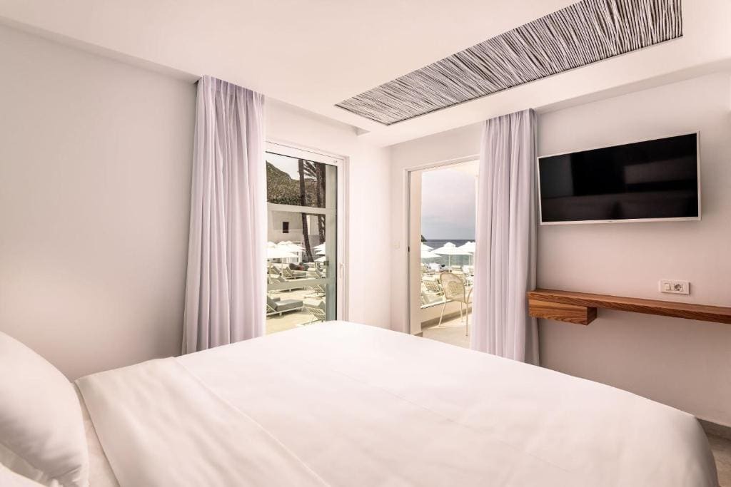 Suite with Spa Bath room - Image 2