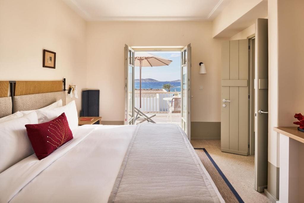Ether Suite - One-Bedroom Larger King Suite with Sea View room - Image 2