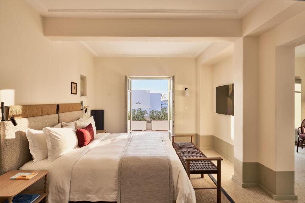 Flare Suite, 1 Bedroom Larger Suite, 1 King, Resort view room - Image 3