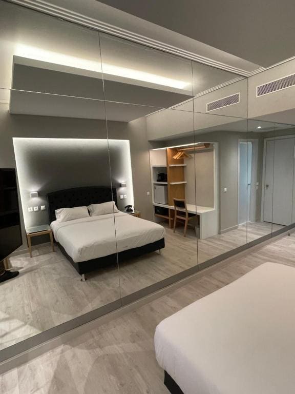 Double Room with Sea View room - Image 2