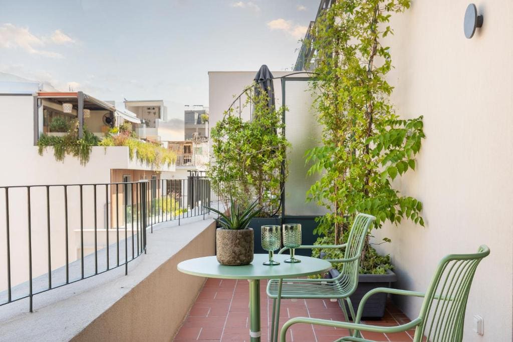 Deluxe Double Room with Balcony room - Image 3