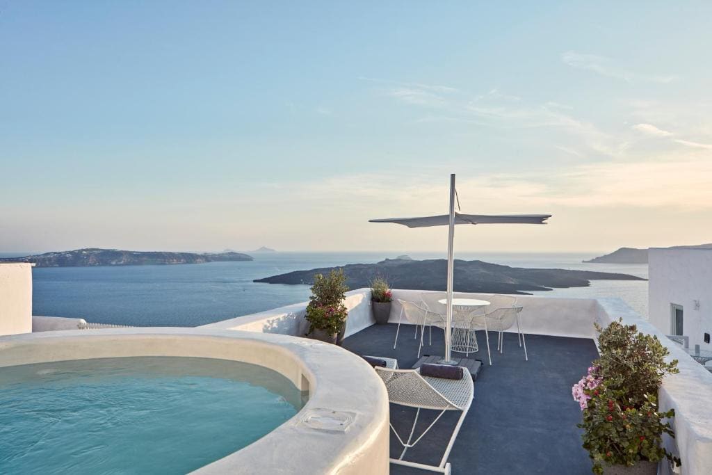 Honeymoon Executive Suite with Hot Tub and Caldera View room - Image 3