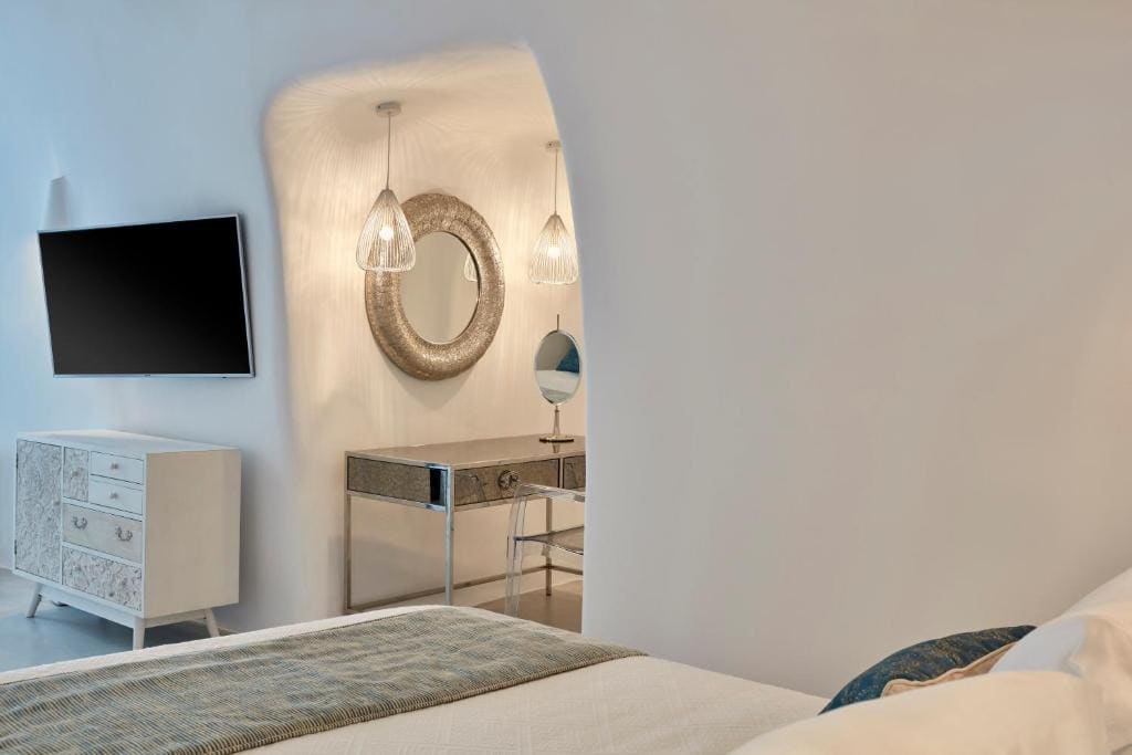 Honeymoon Executive Suite with Hot Tub and Caldera View room - Image 2