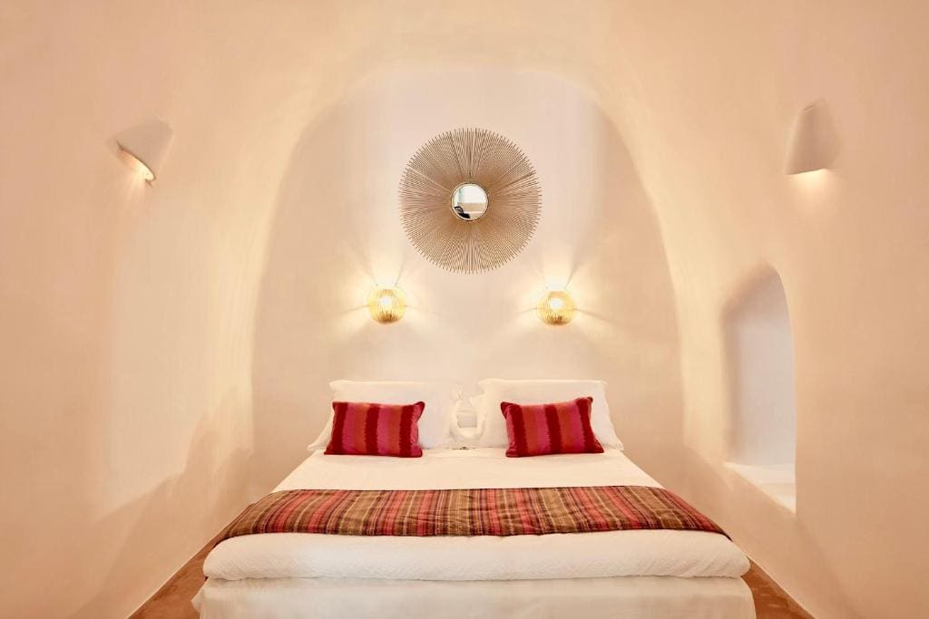 Honeymoon Suite with Hot Tub and Caldera View room - Image 2