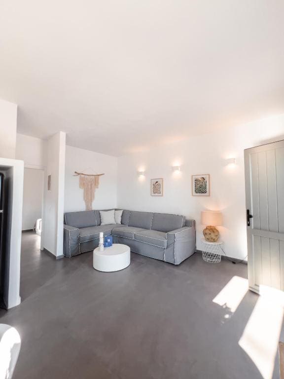 One-Bedroom Apartment with Sea View room - Image 3
