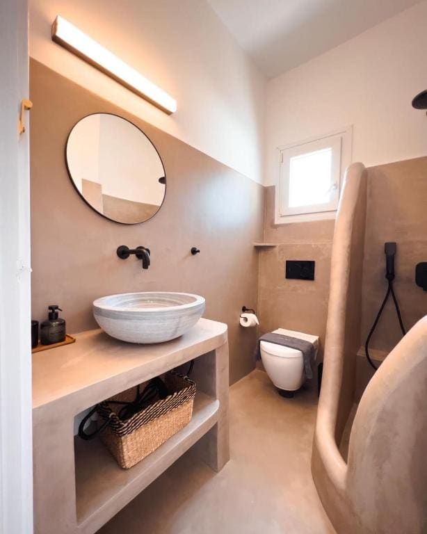 One-Bedroom Apartment with Sea View room - Image 2