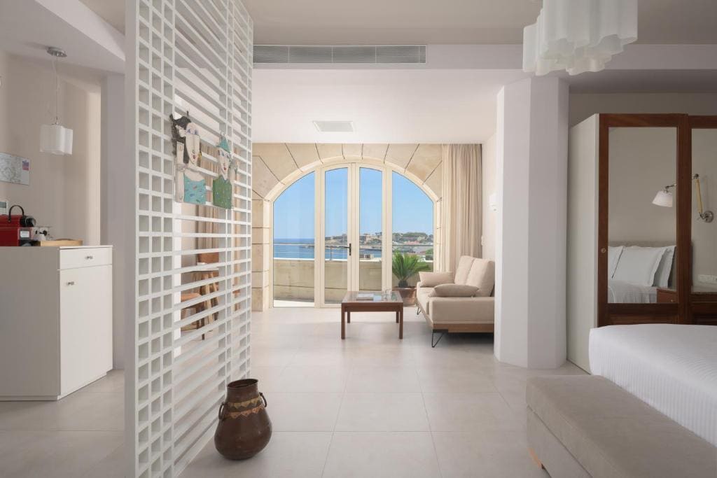 Suite with Jacuzzi room - Image 1