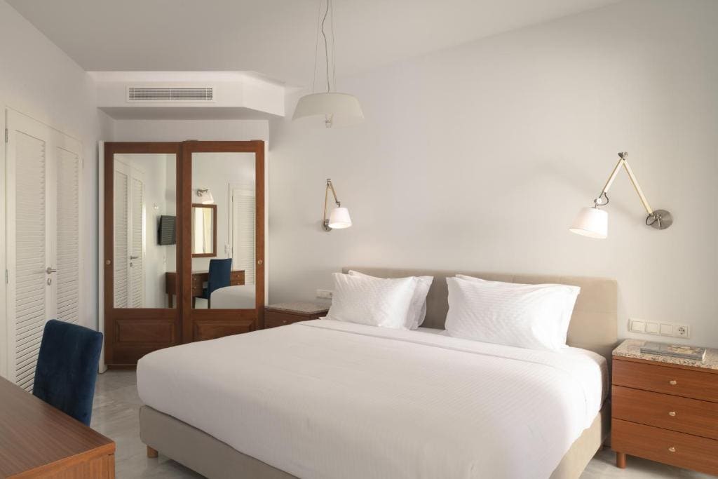 Grand Suite with Jacuzzi and Sauna room - Image 3