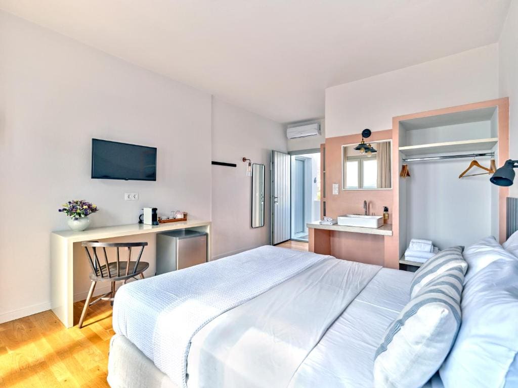 Deluxe Double Room with Sea View room - Image 1