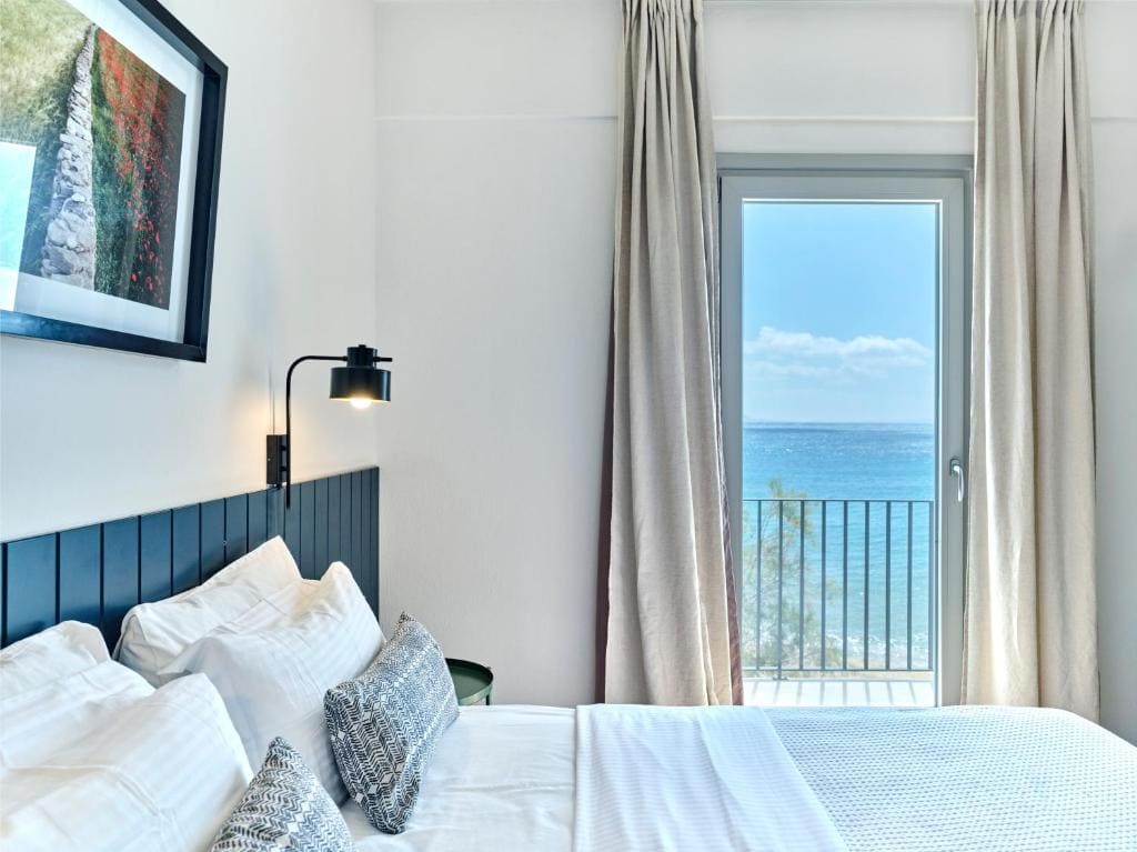 Deluxe Suite with Sea View room - Image 2