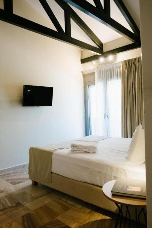 Three-Bedroom Apartment with Pool View room - Image 2