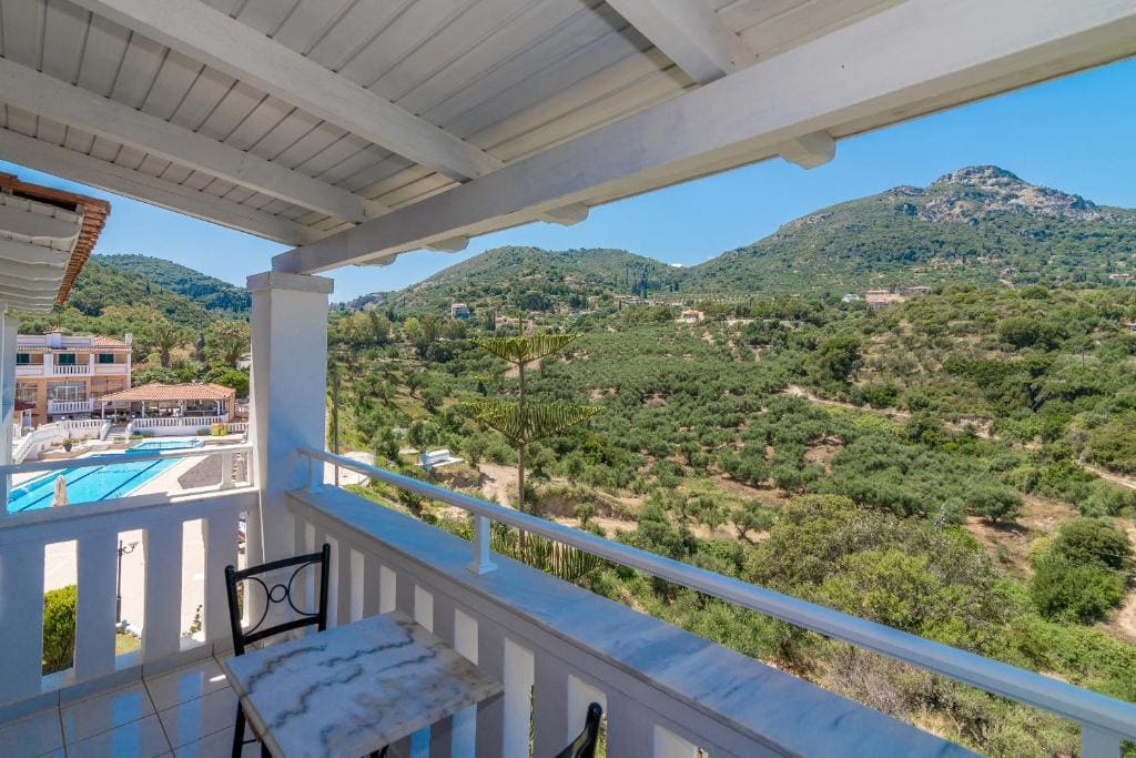 Family Room with Garden View room - Image 1
