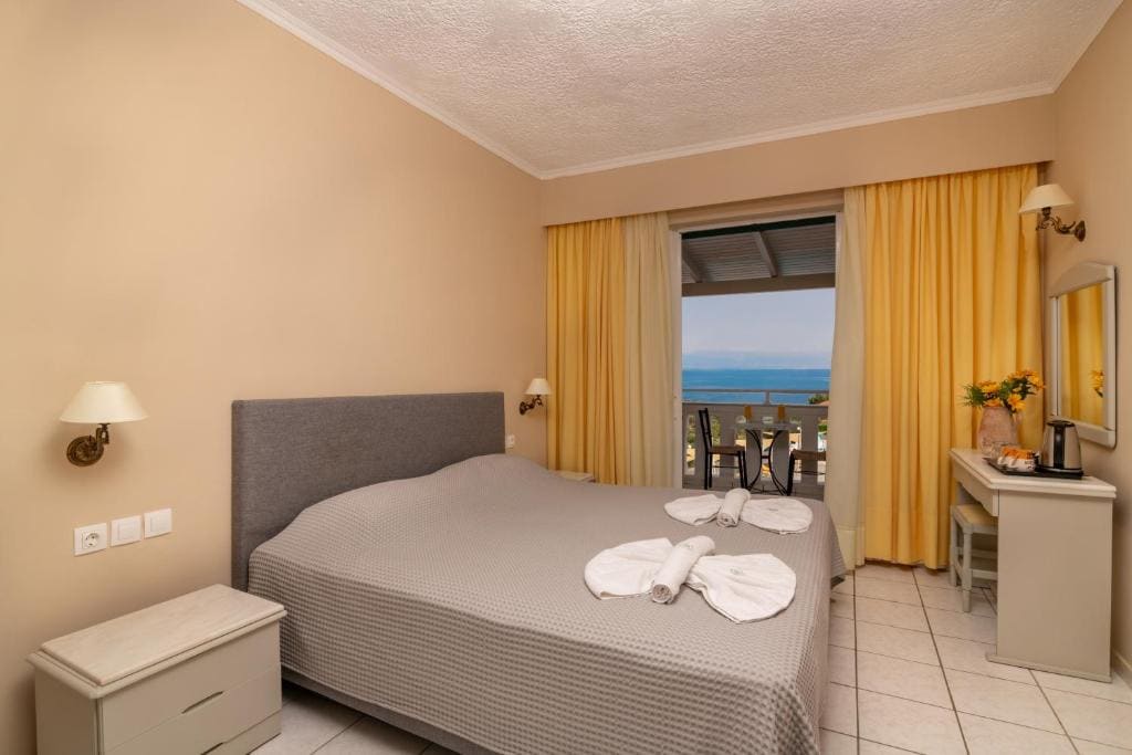 Premium Double Room with Sea View room - Image 3