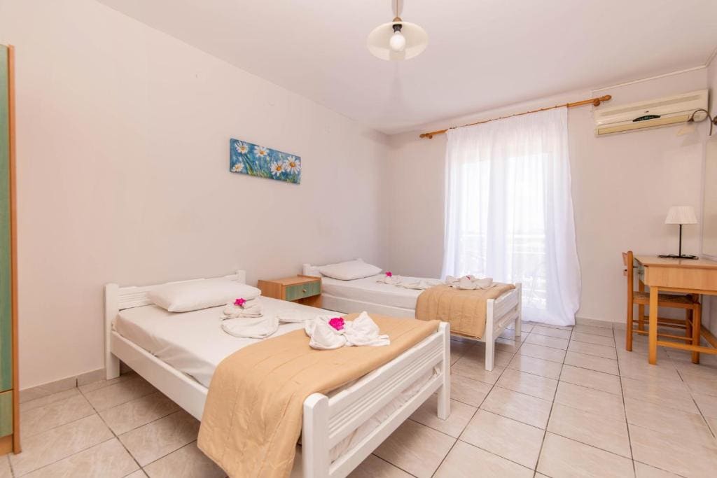 Double Room with Pool View room - Image 3