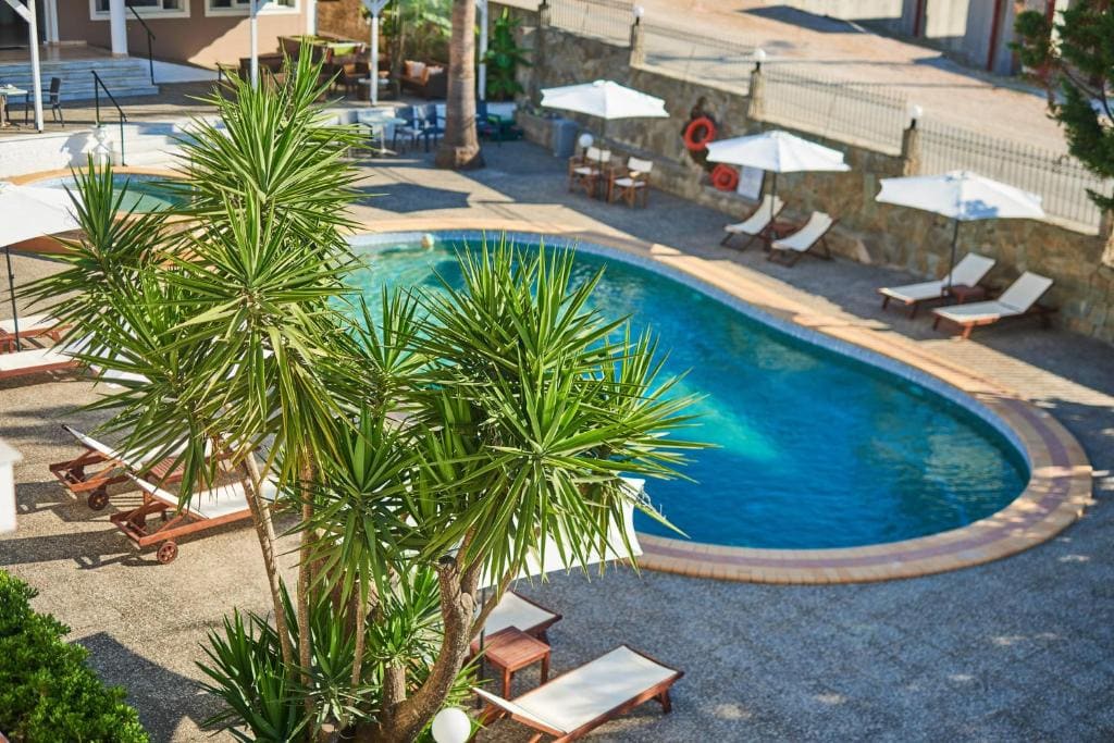 Double Room with Pool View room - Image 2