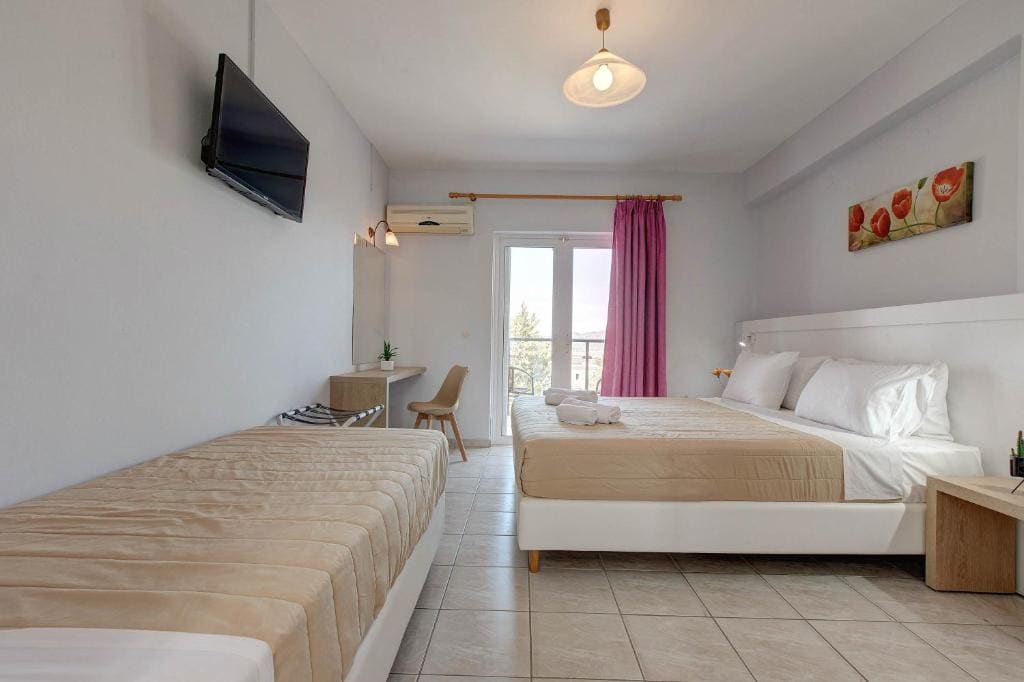 Triple Room with Pool View room - Image 1