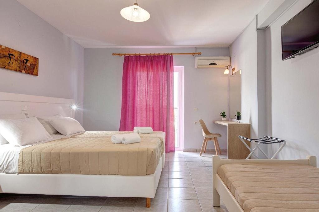 Triple Room with Pool View room - Image 3