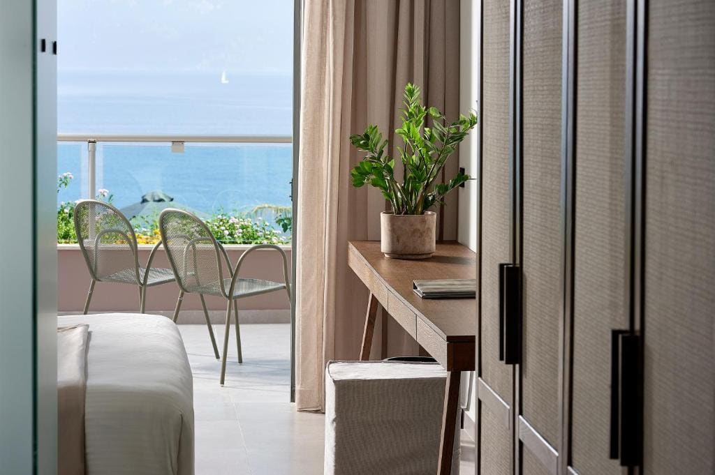 Deluxe Suite with Sea View room - Image 2