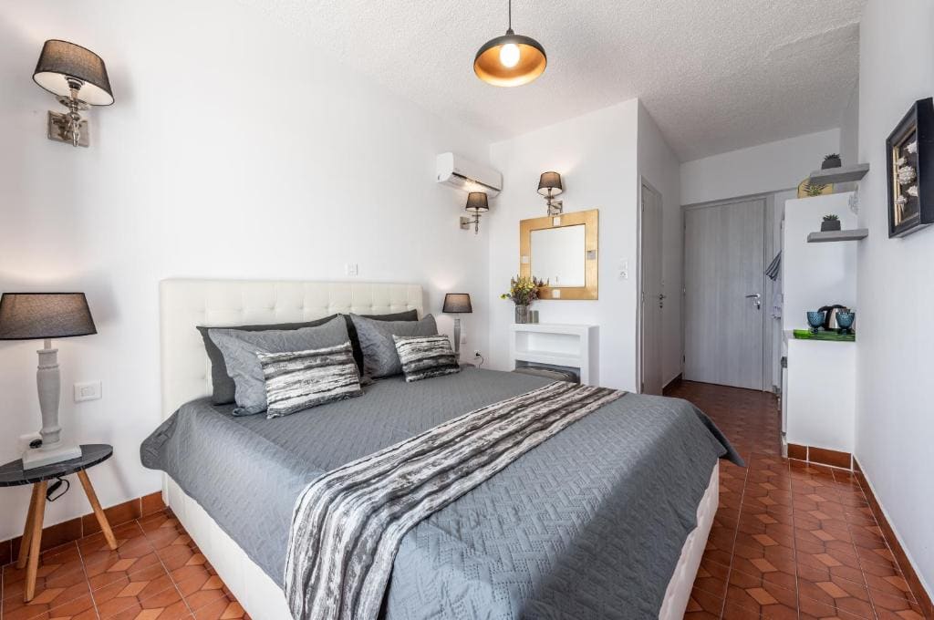 Deluxe Double Room with Balcony and Sea View room - Image 2