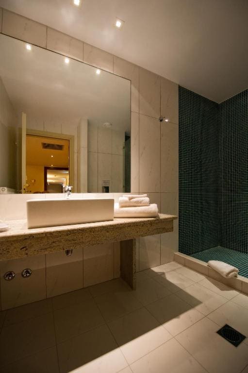 Classic Double Room with Lake view room - Image 3