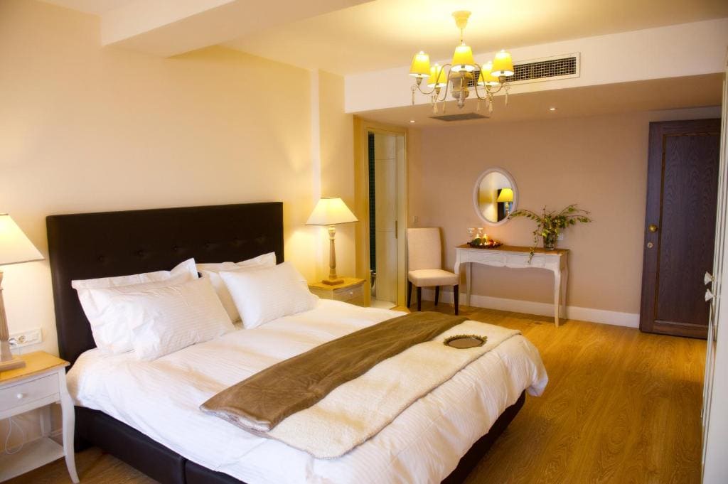 Junior Suite with Lake View room - Image 3