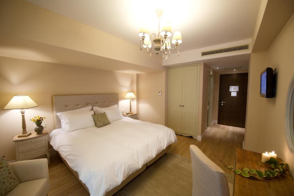 Master Suite with Lake View room - Image 2
