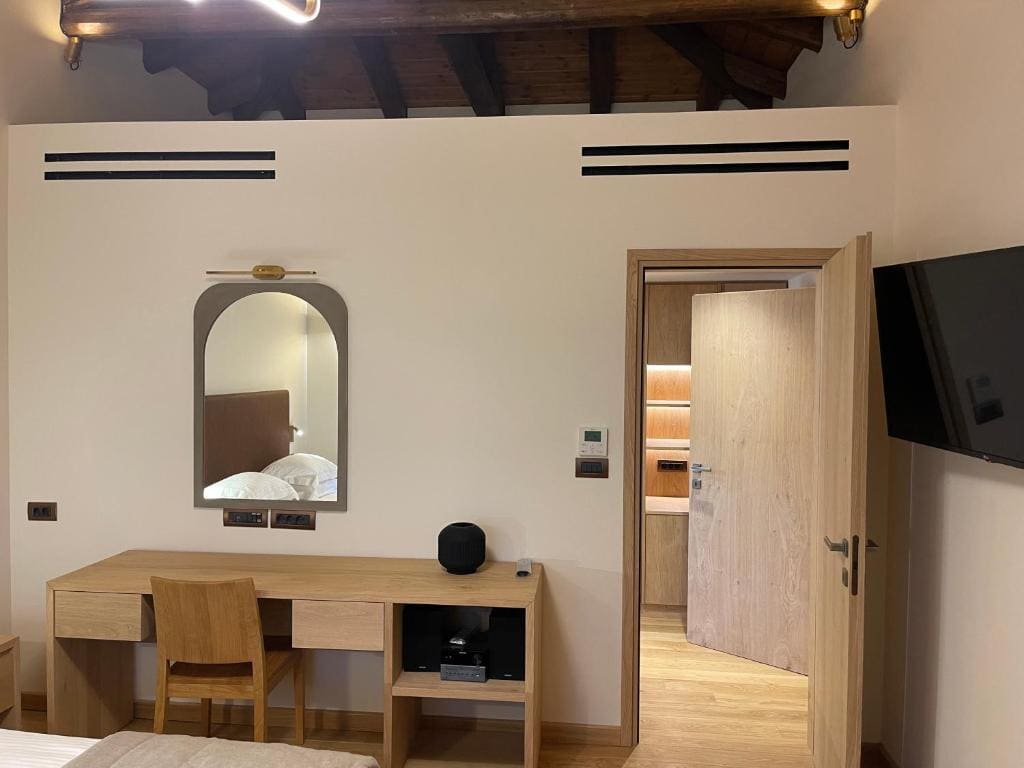 Junior Suite with Garden View room - Image 2