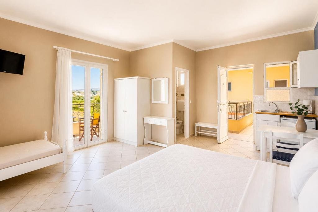 Studio with Pool View room - Image 2
