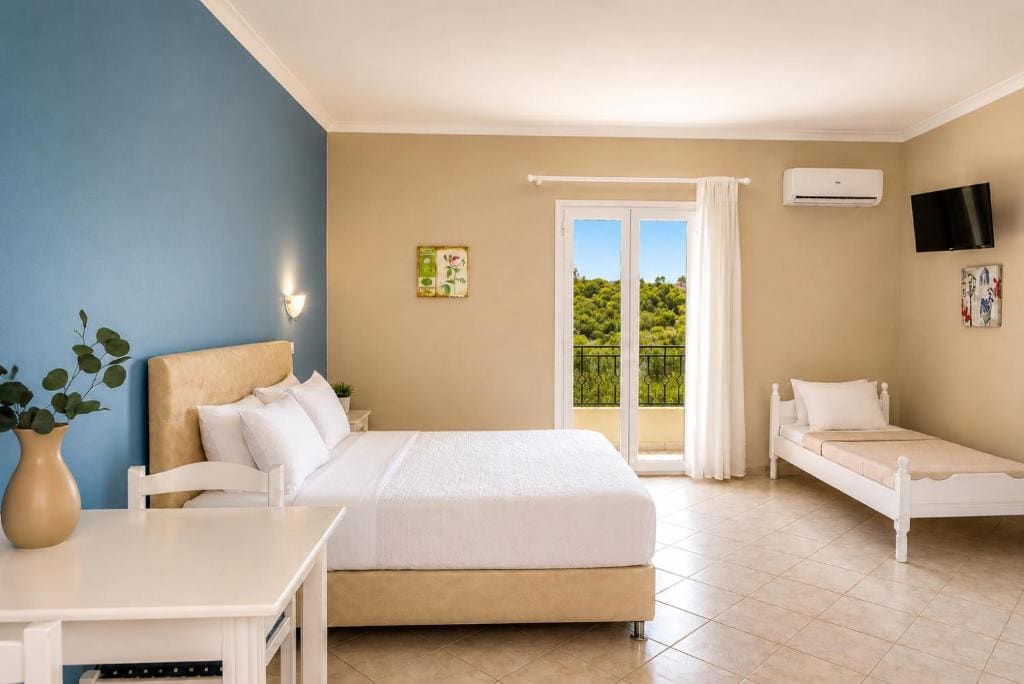 Studio with Pool View room - Image 3