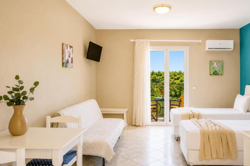 Studio with Sofa Bed room - Image 2