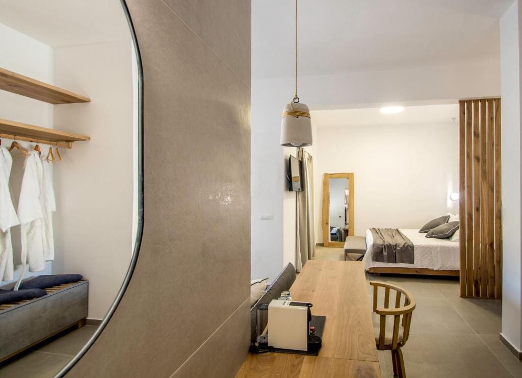 Deluxe Suite with Partial Sea View room - Image 3