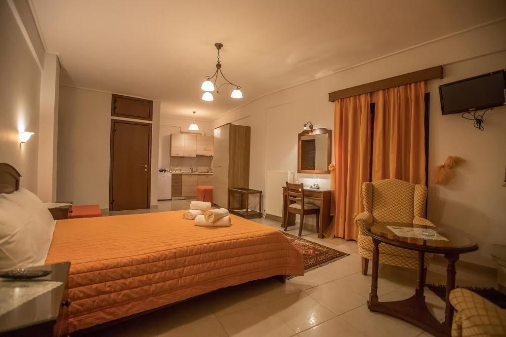 Double Room with Lake View room - Image 3