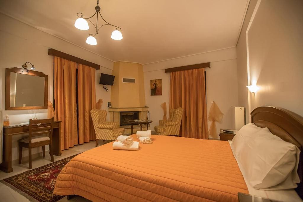 Double Room with Lake View room - Image 2
