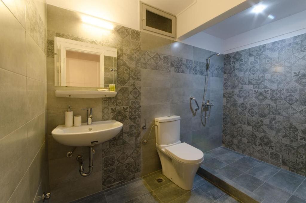 Suite with Balcony and Sea View room - Image 3