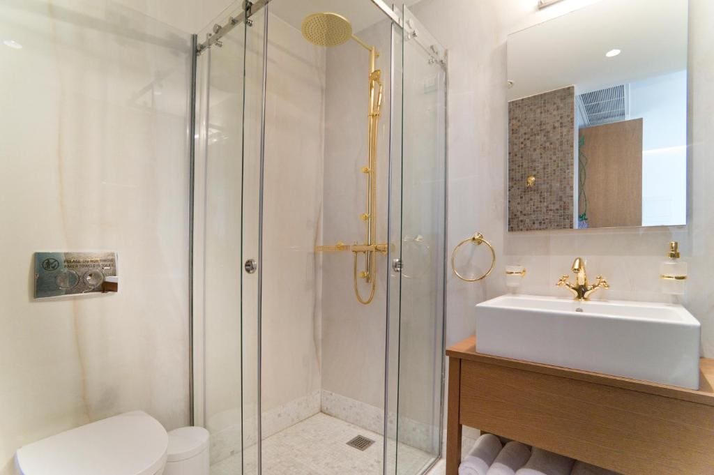 City Living Suite Apartment room - Image 2