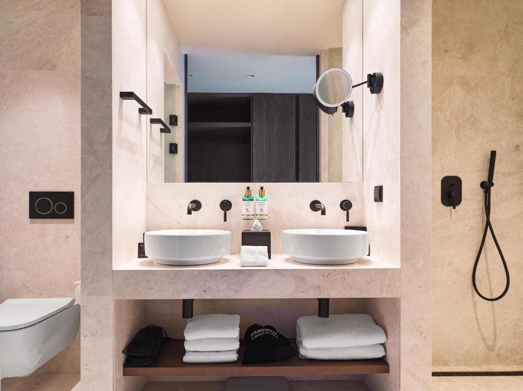 NYX Executive Suite with Lounge Access room - Image 3