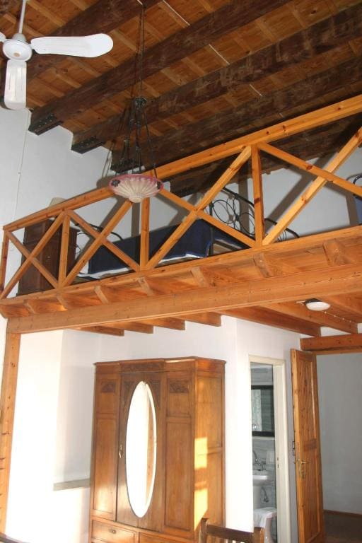 Deluxe Quadruple Room room - Image 1
