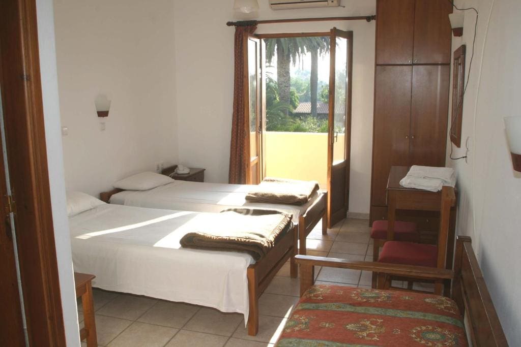 Standard Triple Room room - Image 2