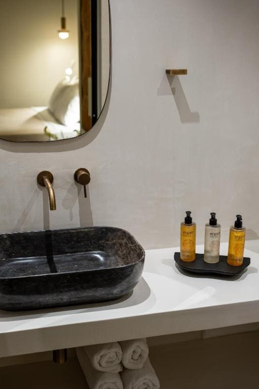 Deluxe Double or Twin Room with Sea View room - Image 3